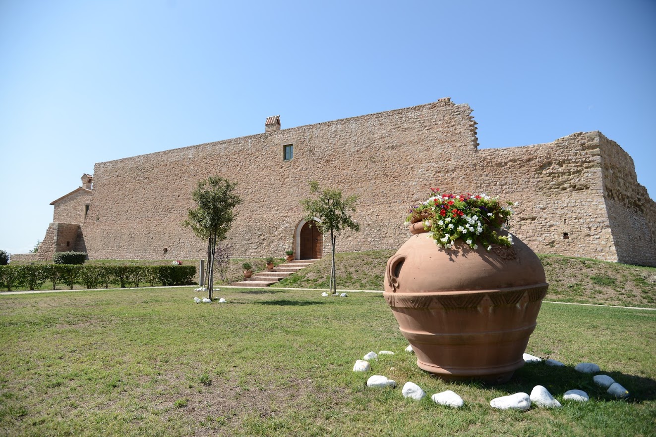 Borgo diffuso con ristorante e piscina Foligno - Il Castello