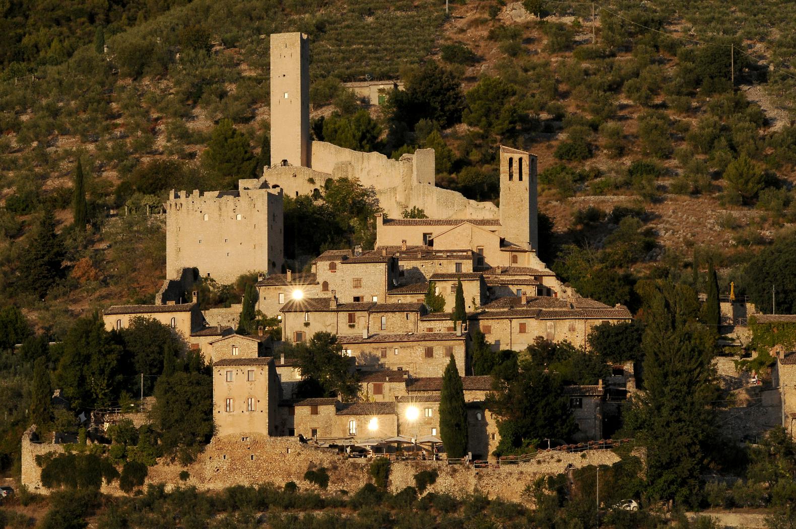 Albergo diffuso con appartamenti e ristorante vicino Spoleto – Il Medioevo
