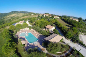 LUGLIO in agriturismo panoramico con piscina tra Assisi e Gualdo