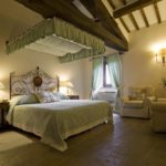 Suite con letto a baldacchino e vasca idro in country resort con spa vicino Perugia
