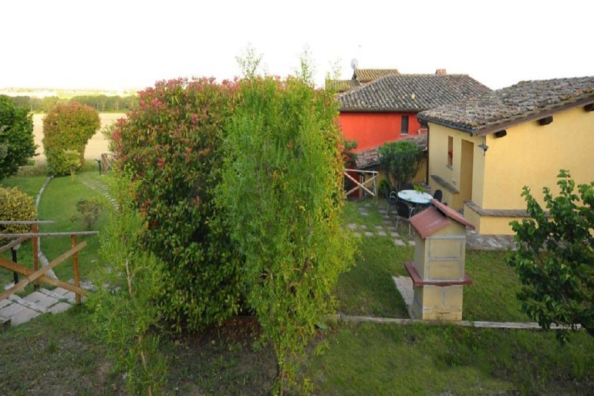 Agriturismo con appartamenti e camere con ristorante vicino Perugia