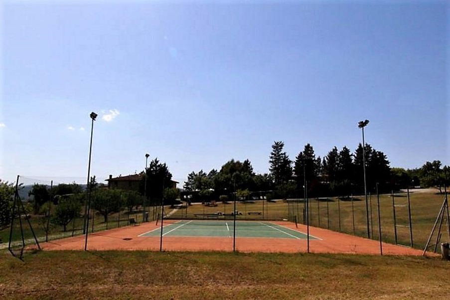 Agriturismo tra Umbria e Toscana con campo da tennis